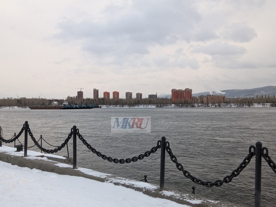 В Красноярске экстренные службы сняли девушку с Октябрьского моста