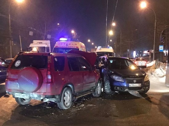 Женщину вырезали из покореженного автомобиля после аварии в Новосибирске