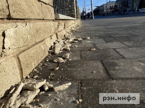 У Астраханского моста в Рязани начала разрушаться декоративная плитка