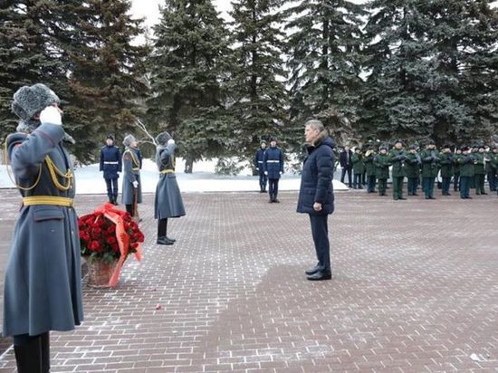 Радий Хабиров возложил цветы к памятнику в парке Победы в Уфе