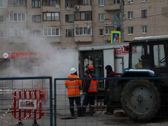 «Теплосеть» закончила менять дырявый трубопровод на Лени Голикова на пару часов раньше срока