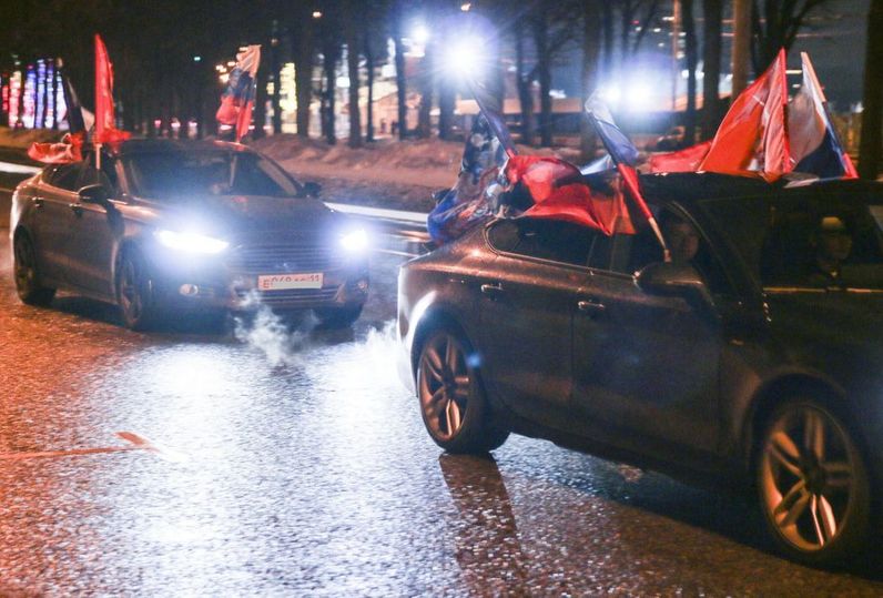 &laquo;Своих не бросаем&raquo;: признание республик Донбасса москвичи отметили ночным автопробегом