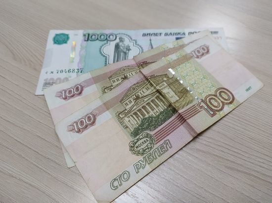 В Омске дальнобойщик потерял 5 тысяч рублей на «размене» купюры после отказа путане