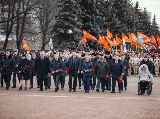 Власти и общественность Курска возложили цветы в честь защитников Отечества