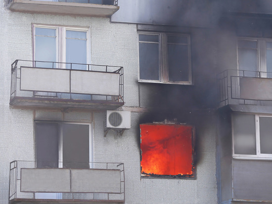 В многоквартирном доме загорелась квартира, из огня спасли пожилую новгородку