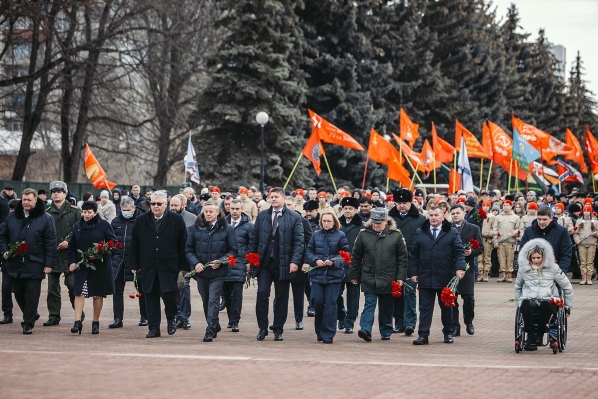 Защитники курска. Возложение венков Курск. Возложение на 23 февраля. Возложение цветов 23 февраля. С 23 февраля Орлы.