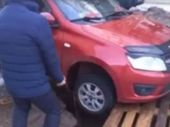 В Смоленске под землю провалился легковой автомобиль