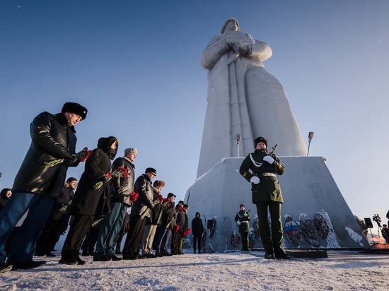 В Мурманске почтили память защитников Отечества артиллерийским выстрелом и минутой молчания
