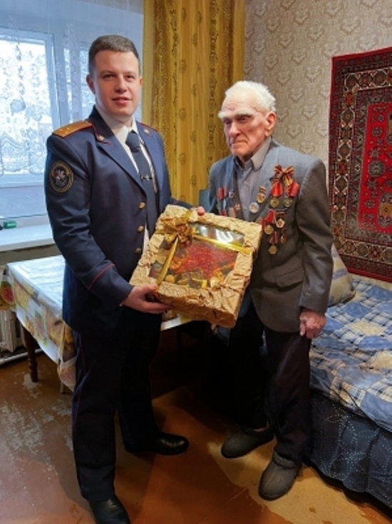 Ивановские следователи поздравили ветерана войны, которому исполнилось 95 лет
