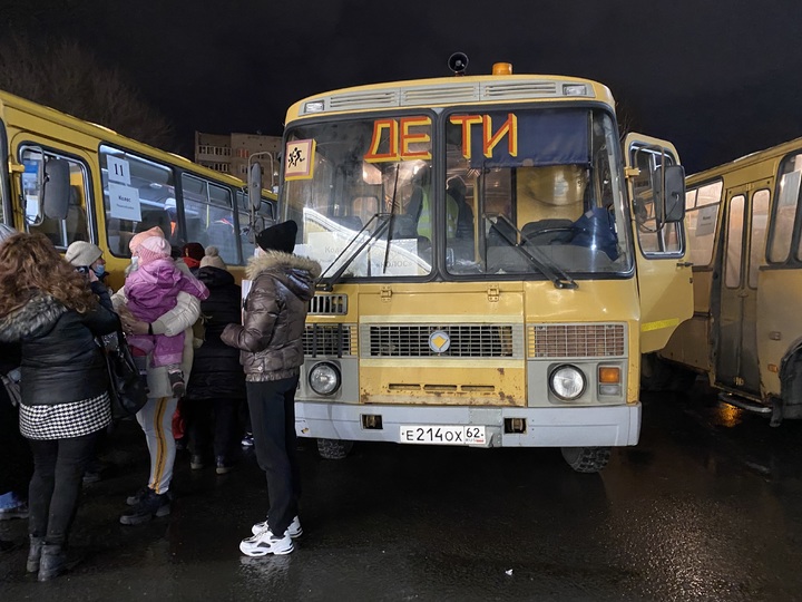 Беженцы с Донбасса столкнулись с первыми сложностями: потерялись в большом городе