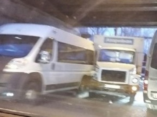 Пробка образовалась под мостом на Ярославского в Чите из-за ДТП