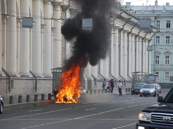 Пламя объяло легковушку в центре Новокузнецка