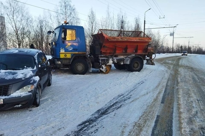 В Петрозаводске КАМАЗ наехал на автомобиль и двух женщин - МККарелия