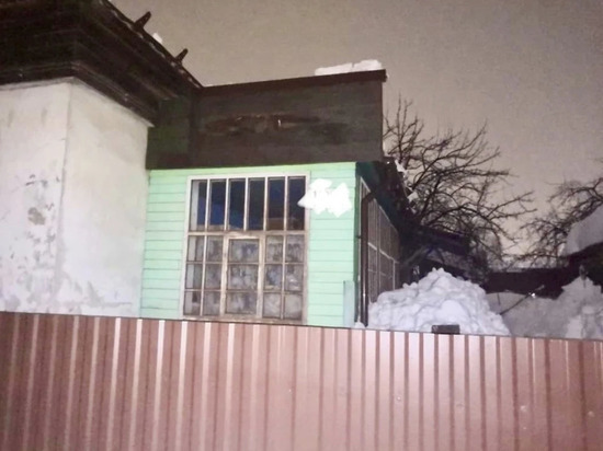 В Сарапуле под сошедшим с крыши снегом погибла пенсионерка