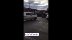 Военная техника ВСУ уничтожает гражданские автомобили в Любомле: видео
