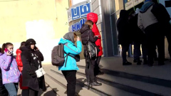 Люди встали в огромные очереди у банкоматов на Украине: видео