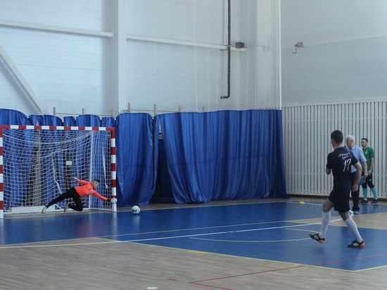 Первый матч открыл ФСК на Вересова в Великом Новгороде