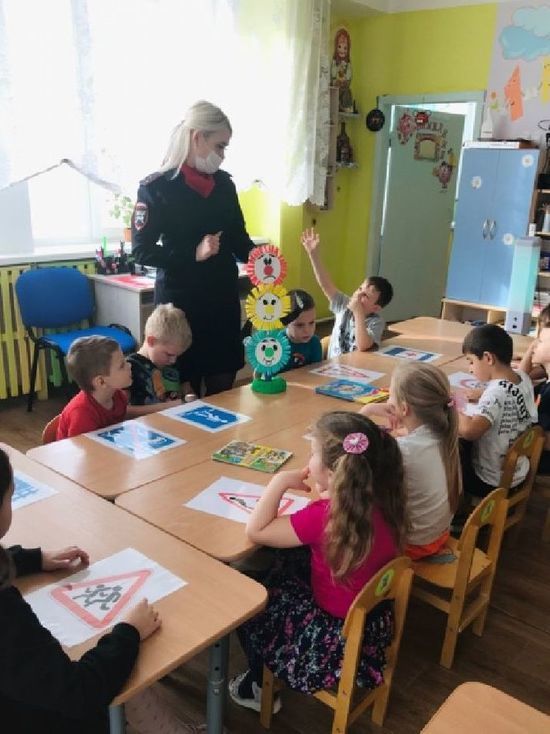 В Смоленской области дошколята знакомятся с азами дорожных наук