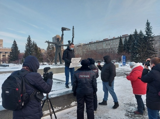 Около шести человек задержали после акции и шествия из-за Донбасса в центре Новосибирска