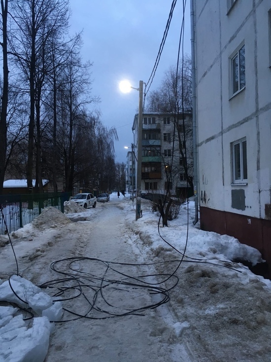В Дзержинском районе Ярославля упавшая ледяная глыба оставила дом без электричества