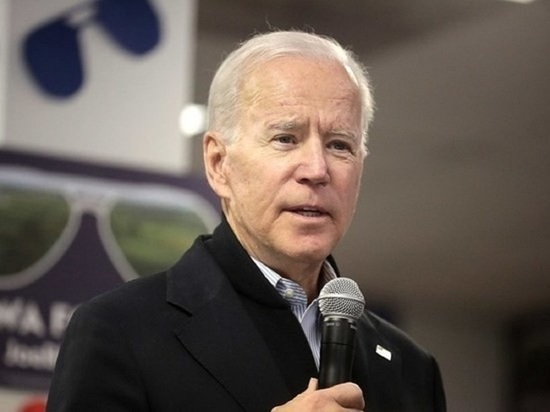 Байден объявил о введении "разрушительных санкций" против России