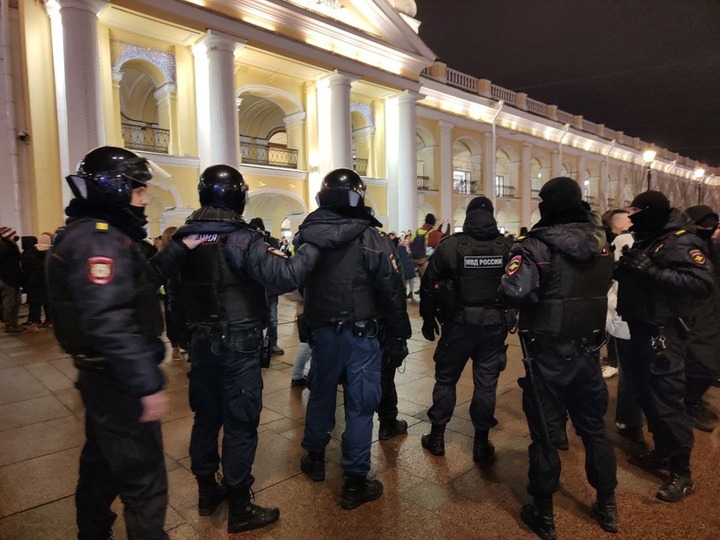 Спб вчера. Митинг в Санкт Петербурге. Гостиный двор митинг задержания. Протесты в СПБ. Санкт Петербург Невский митинг.