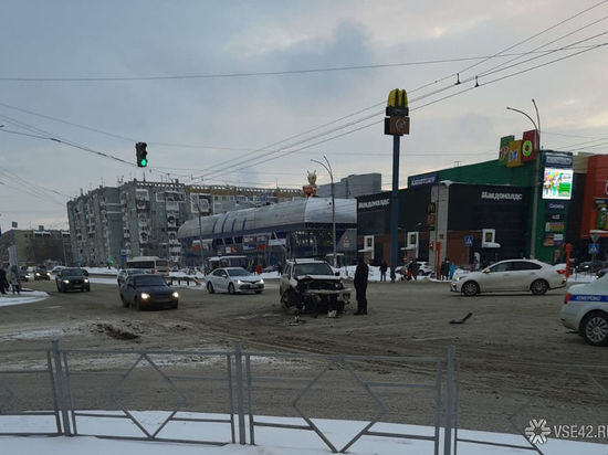 Подросток пострадал в результате столкновения двух автомобилей у кемеровского ТЦ