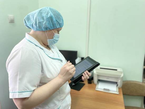 Мобильным инфекционным бригадам в Новосибирске выдали планшеты для работы