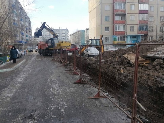 Асфальт вскрыли на Острове в Чите из-за порывов теплотрассы