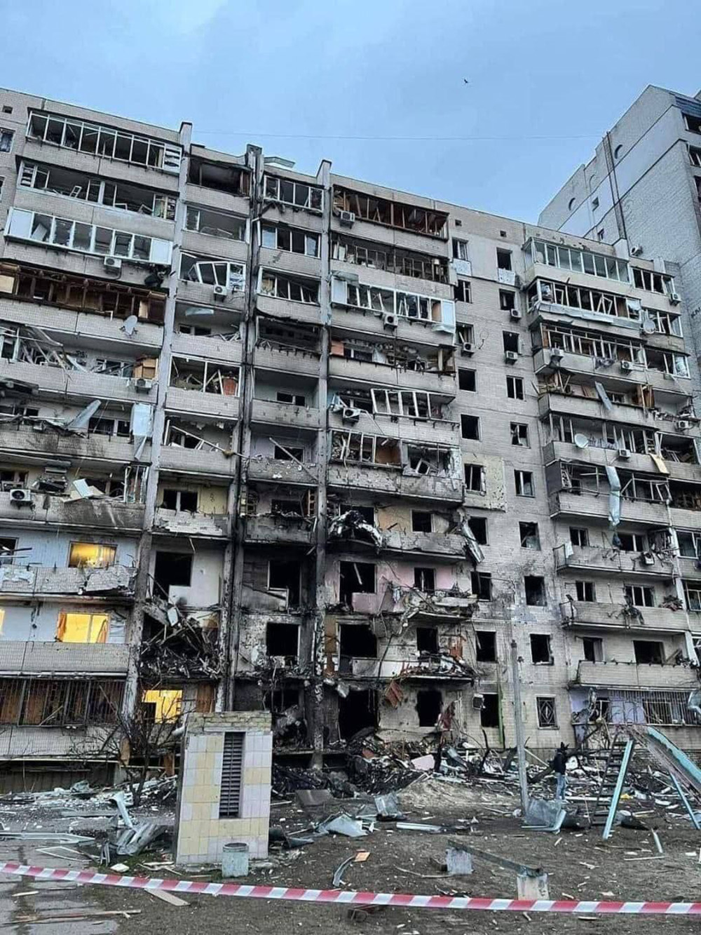 Обломки техники, уничтоженные мосты: кадры из Киева
