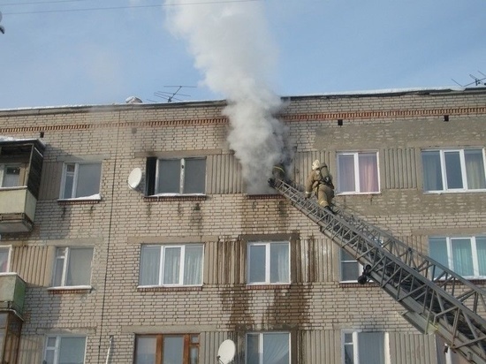 Жителей многоквартирного дома на улице Народной в Пскове эвакуировали из-за пожара