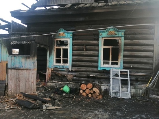 Пожарные спасли пьяного мужчину из горевшего дома в Хилке
