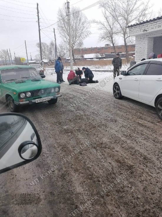 В Канске Красноярского края женщина умерла на автобусной остановке