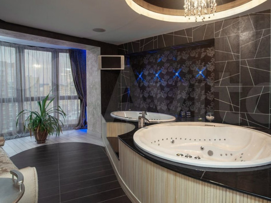 Двухэтажную квартиру со SPA-комплексом и выходом на крышу продают в Кемерове