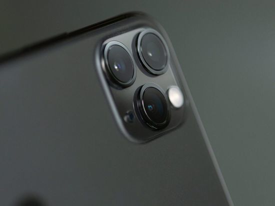«Не стоит говорить о панике»: петербуржцы стали резко скупать iPhone и беспроводные наушники Apple