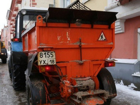 Улицы Ижевска начали посыпать мраморной крошкой