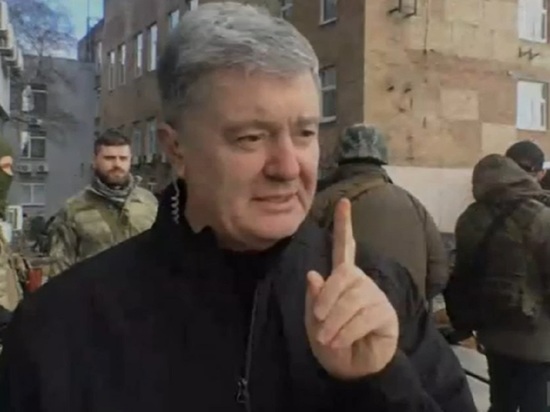 Порошенко появился в эфире CNN с автоматом Калашникова