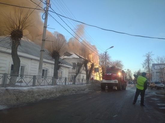 Четыре пожарных расчёта тушили нежилое здание в Касимове Рязанской области