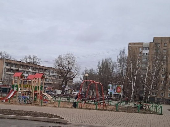 В Докучаевске разбомбили две школы и детскую площадку