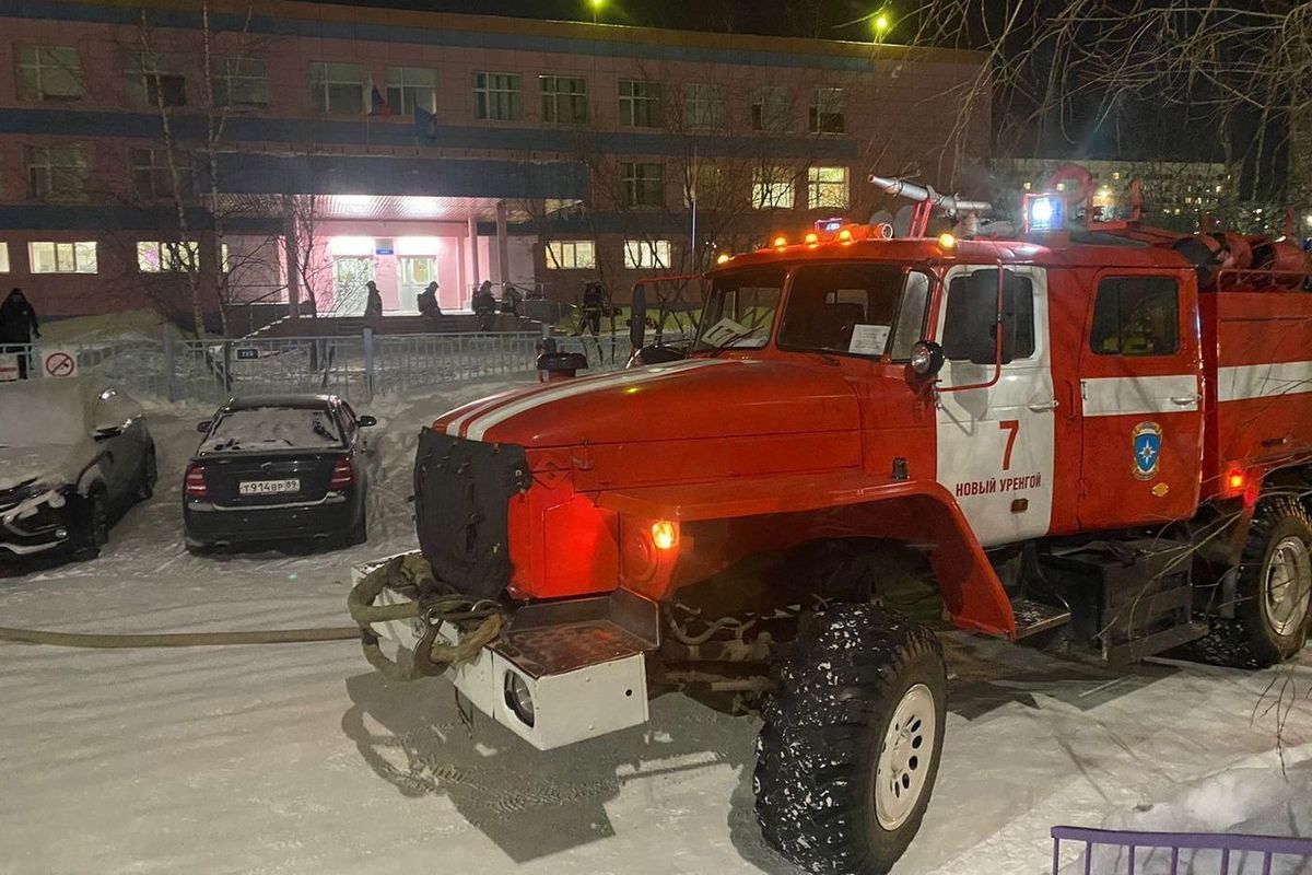 В Новом Уренгое больше 100 детей эвакуировали из школы из-за пожара - МК  Ямал