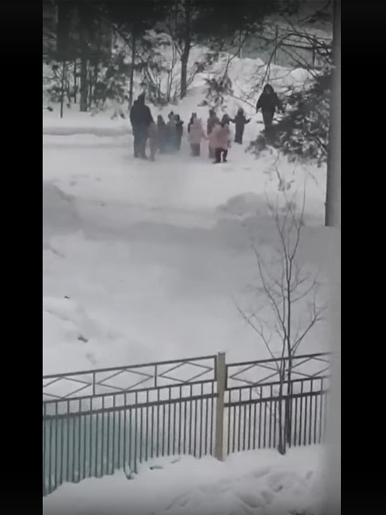 Дети плакали и звали маму: в Ноябрьске пожаловались на грубость воспитательницы садика