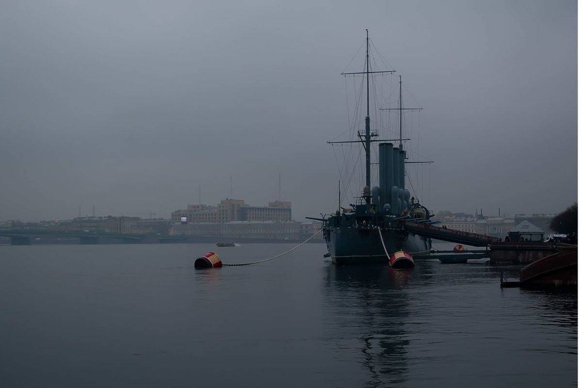 Корабельный причал на Неве Петербурга