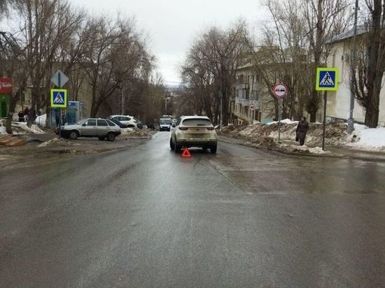 В Саратове в Ленинском районе сбили подростка и женщину