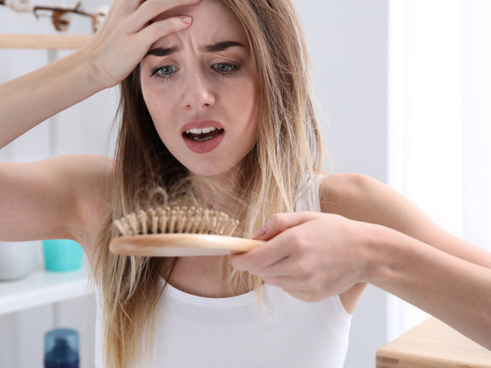 Дерматолог объяснила, как спасти волосы после COVID-19