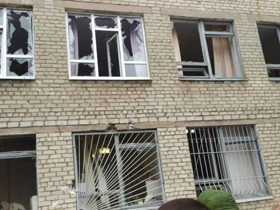 Снаряд прилетел в школу ДНР, которая находилась далеко за линией фронта