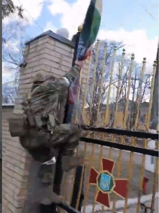 Опубликовано видео установки чеченцами флага на Украине