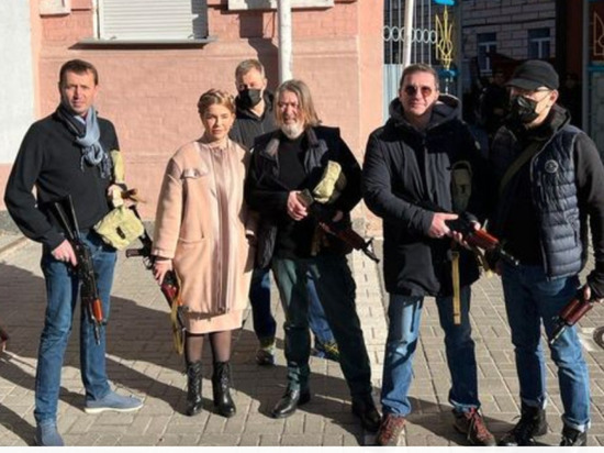 Юлия Тимошенко вышла на улицу с автоматом Калашникова