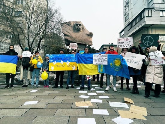 Алматинцы провели шествие в знак поддержки украинскому народу