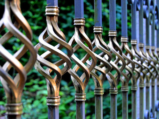 Житель Смоленска стащил со стройплощадки 9 секций забора