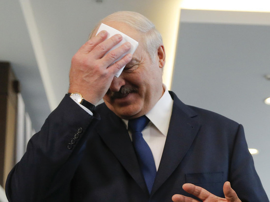 Макрон второй час разговаривает с Лукашенко